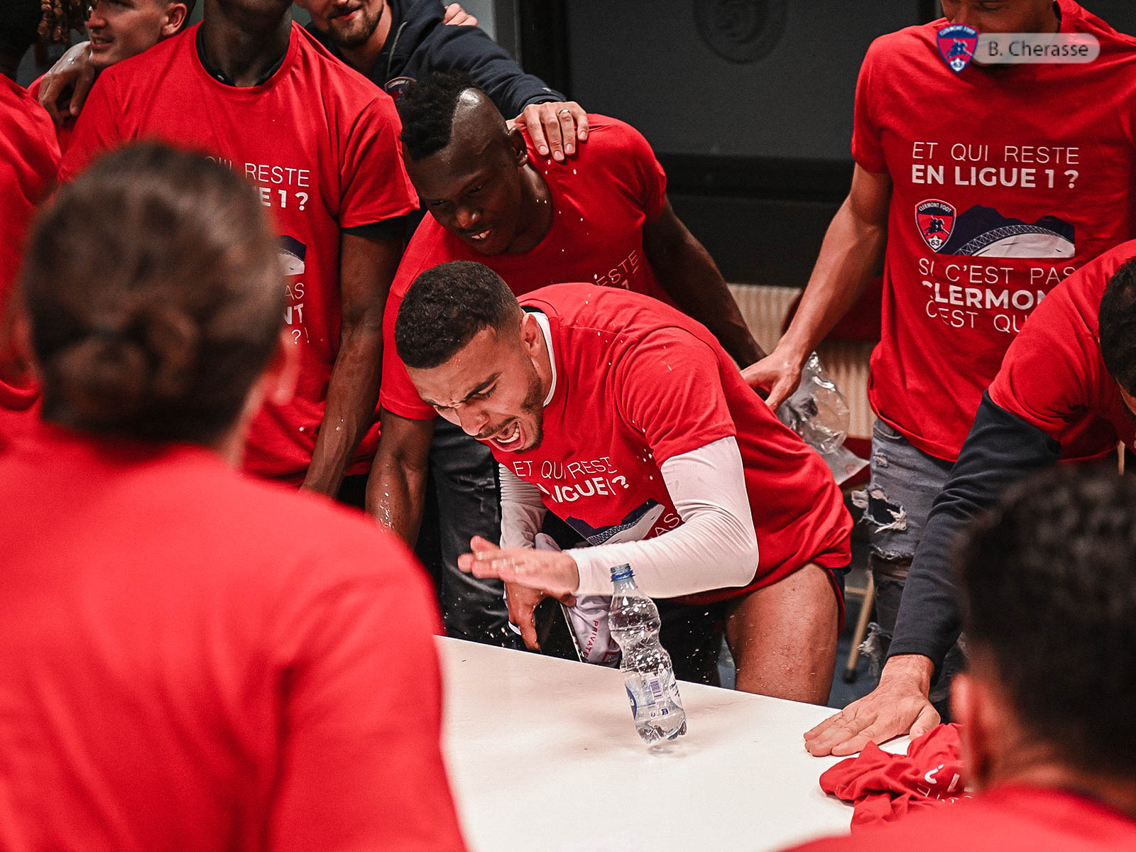 Clermont maintenu : la joie du groupe en images