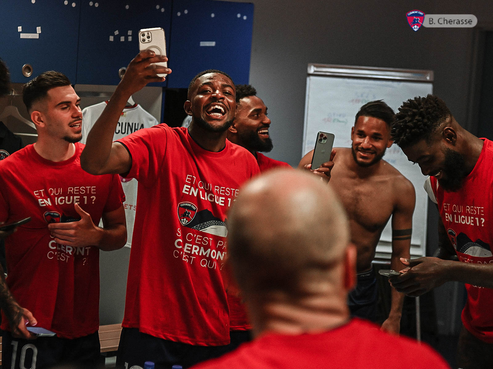 Clermont maintenu : la joie du groupe en images