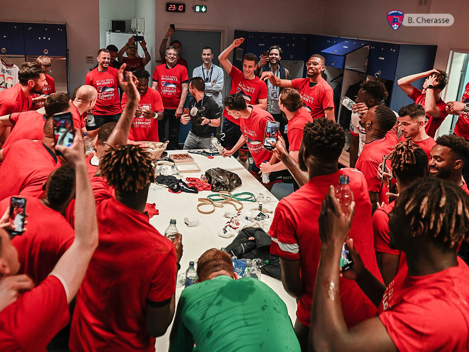 Clermont maintenu : la joie du groupe en images