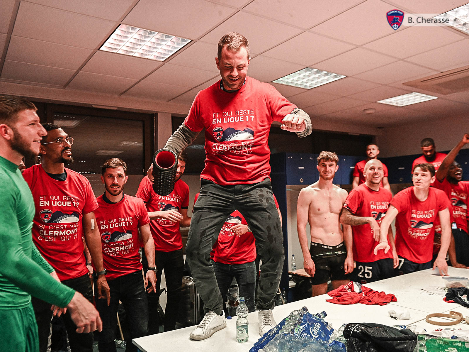 Clermont maintenu : la joie du groupe en images