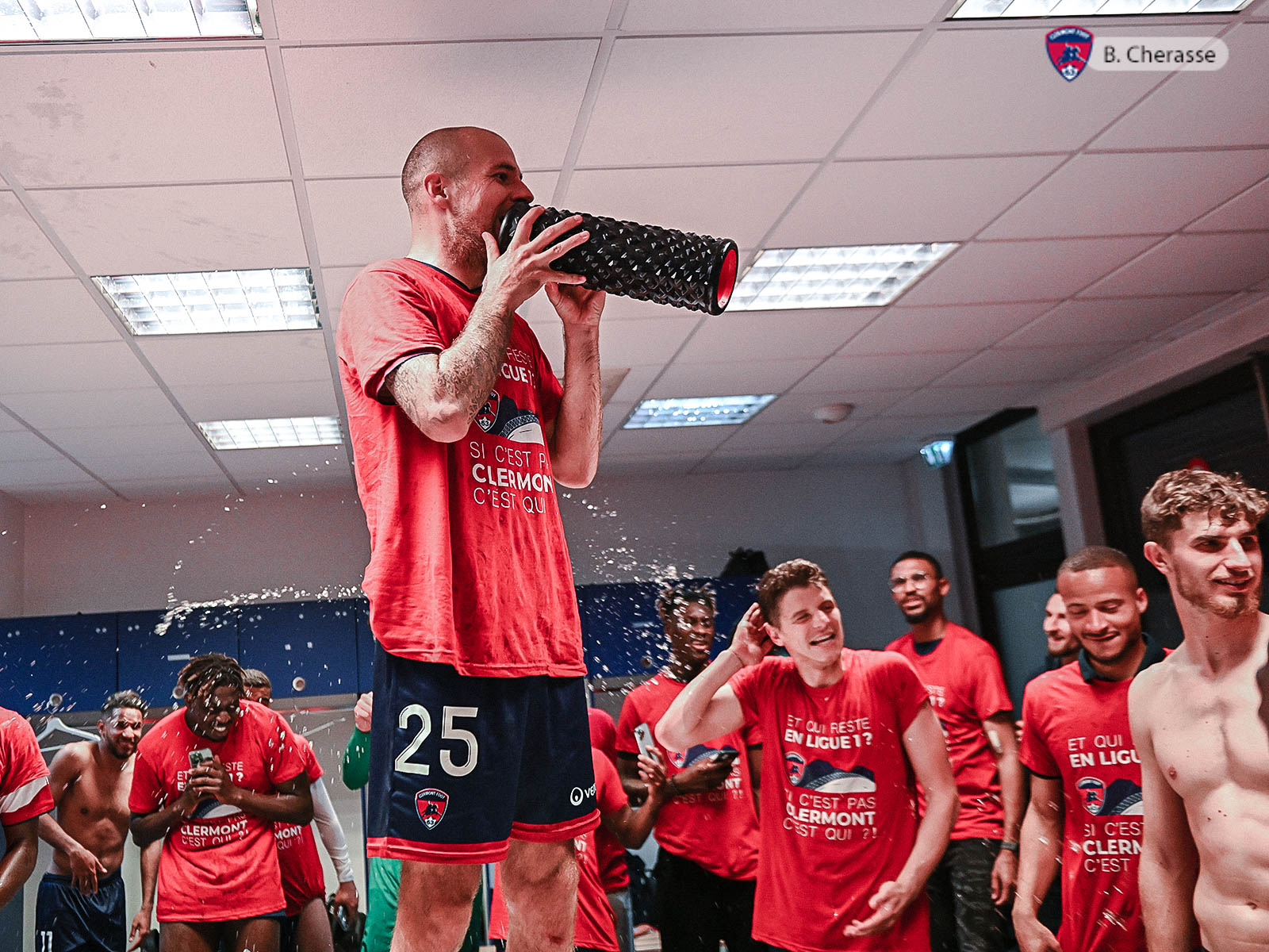 Clermont maintenu : la joie du groupe en images