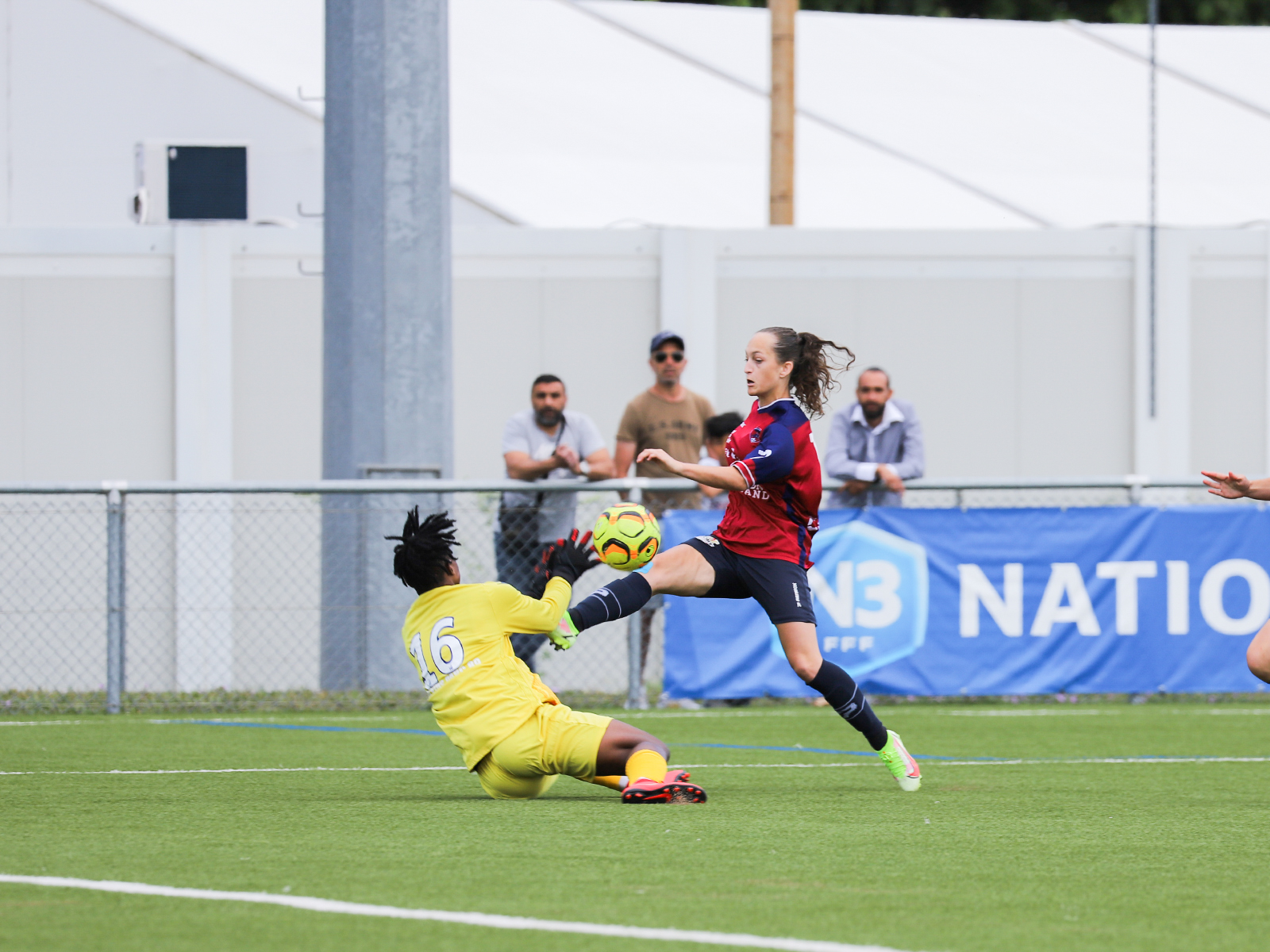 Courte avance pour les Féminines (1-0)