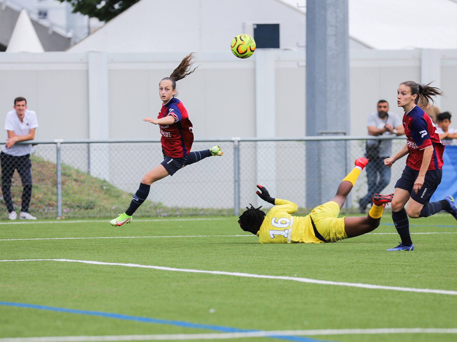 Courte avance pour les Féminines (1-0)