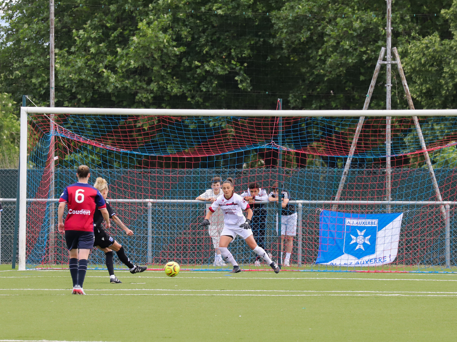 Courte avance pour les Féminines (1-0)