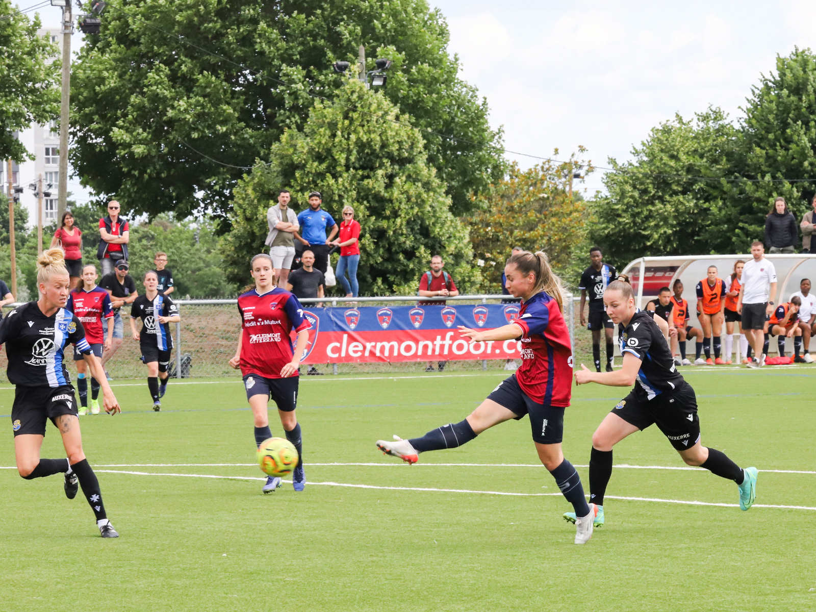 Courte avance pour les Féminines (1-0)