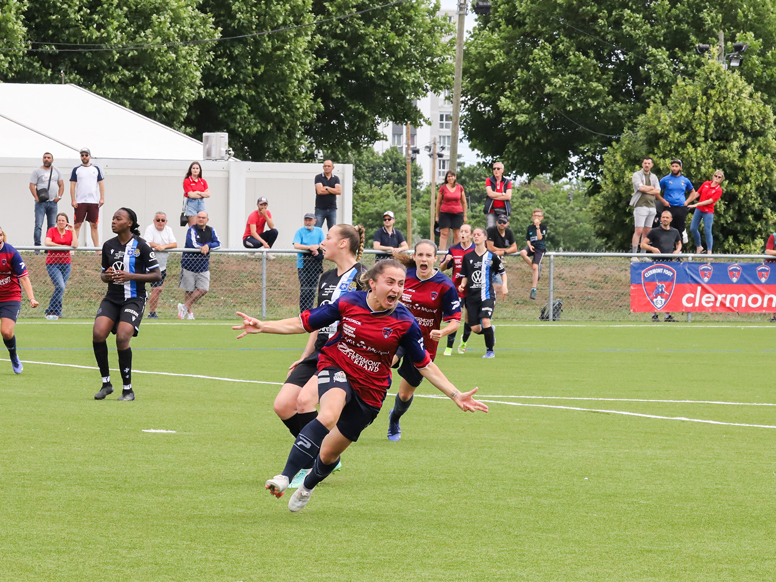 Courte avance pour les Féminines (1-0)