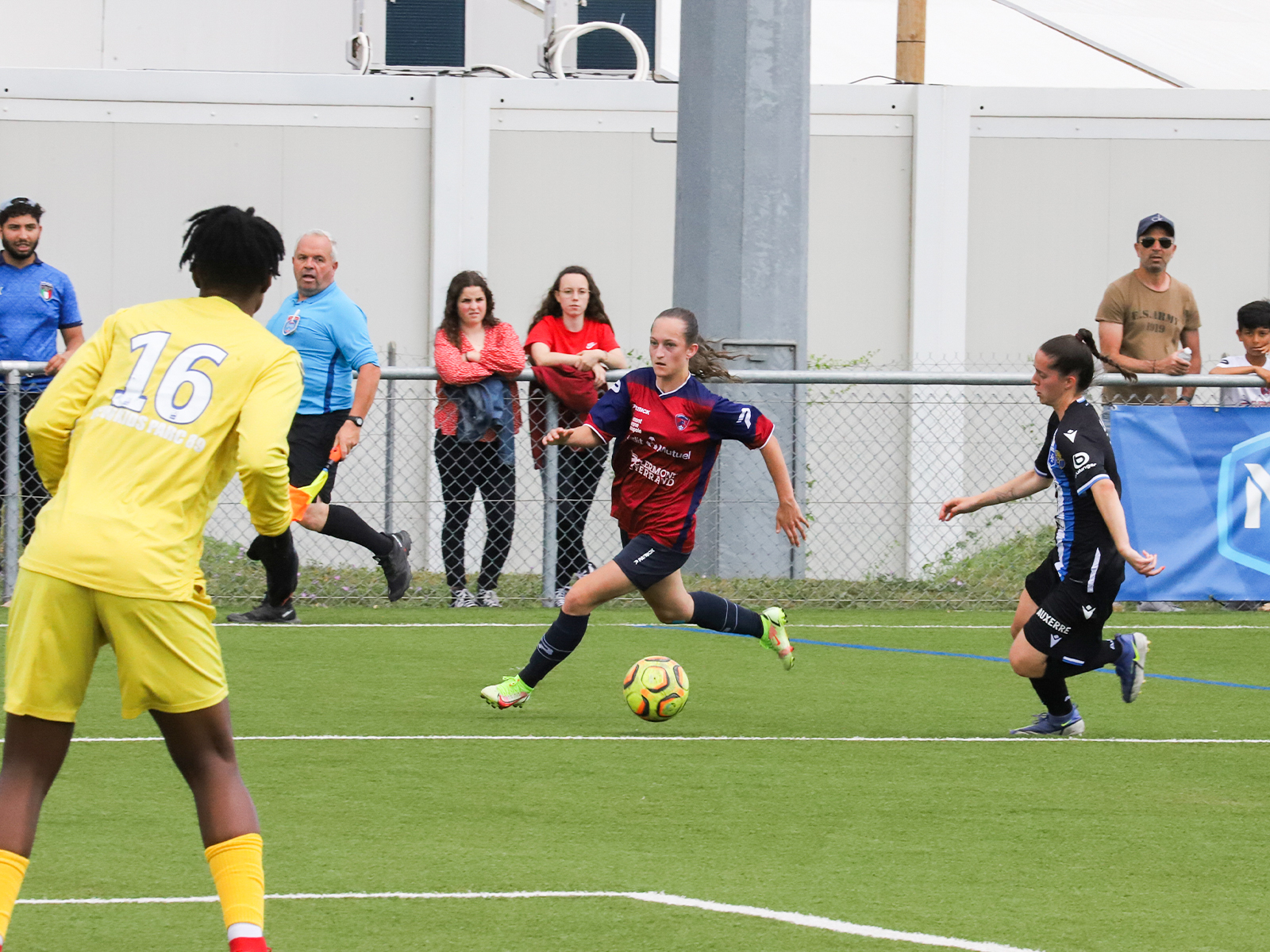 Courte avance pour les Féminines (1-0)
