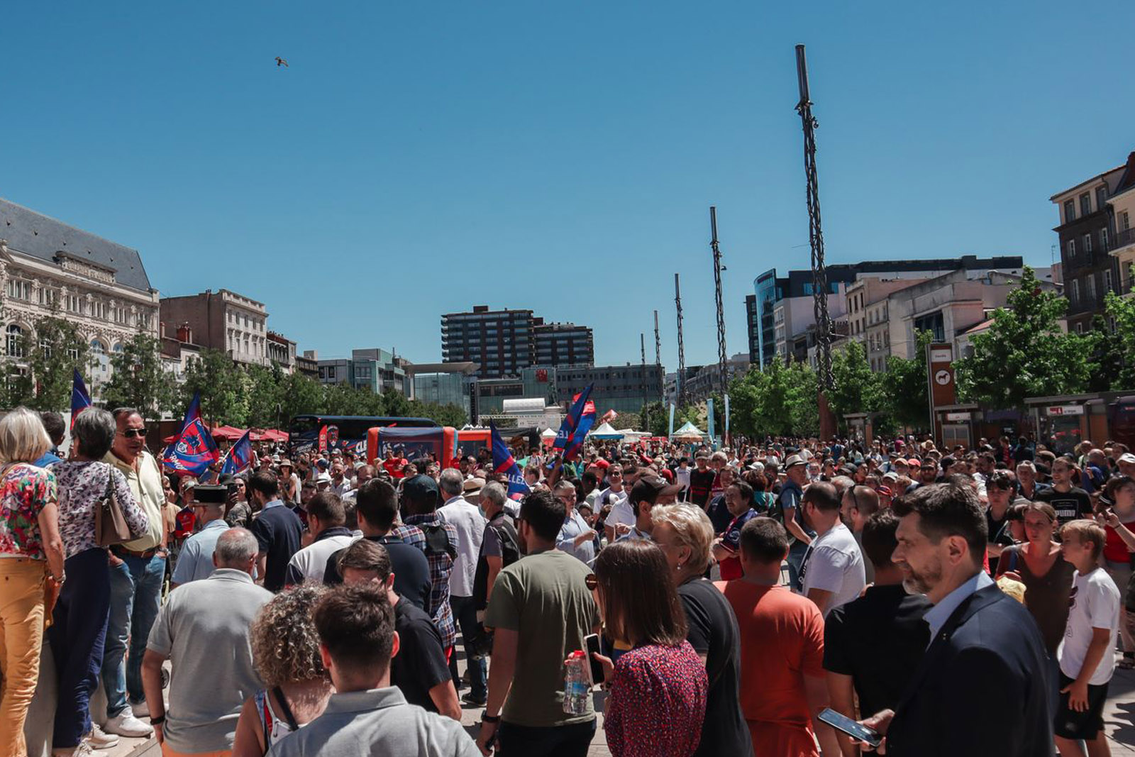 Le tram et la Place de Jaude aux couleurs du CF63