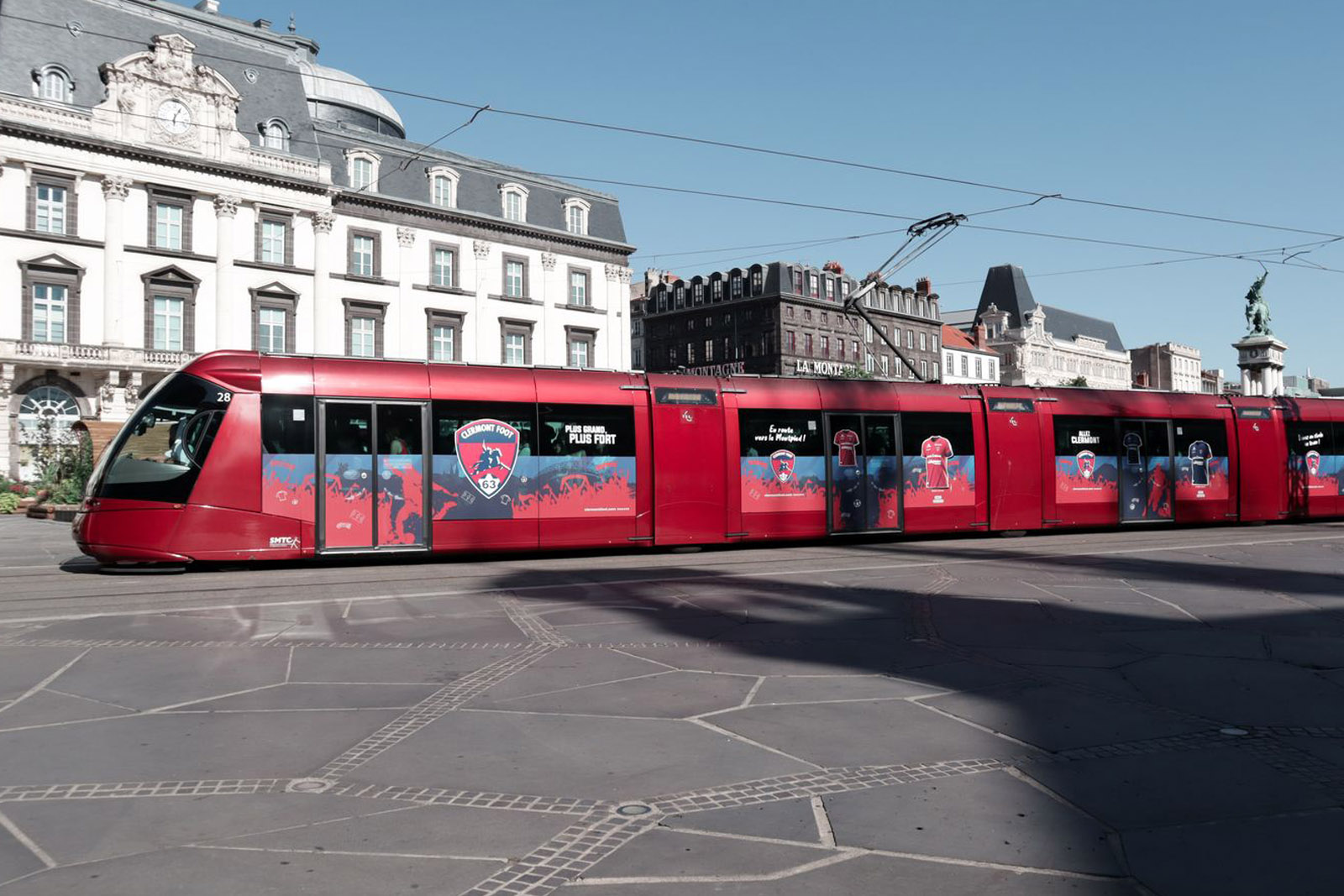 Le tram et la Place de Jaude aux couleurs du CF63