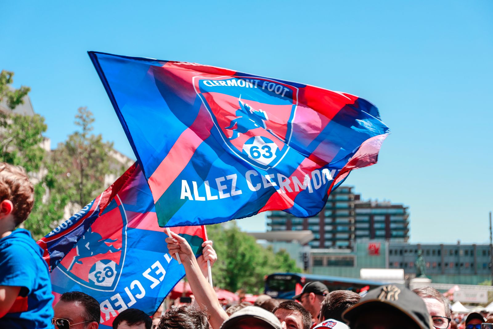 Le tram et la Place de Jaude aux couleurs du CF63