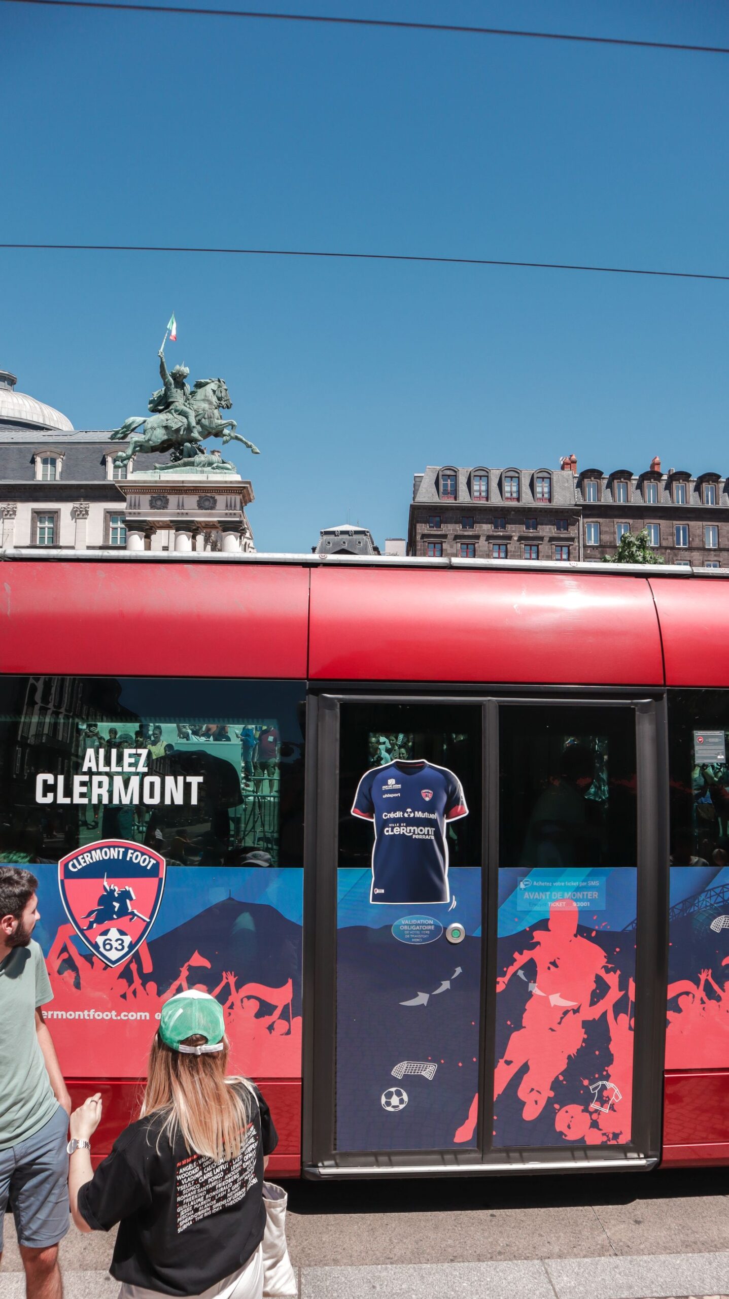 Le tram et la Place de Jaude aux couleurs du CF63