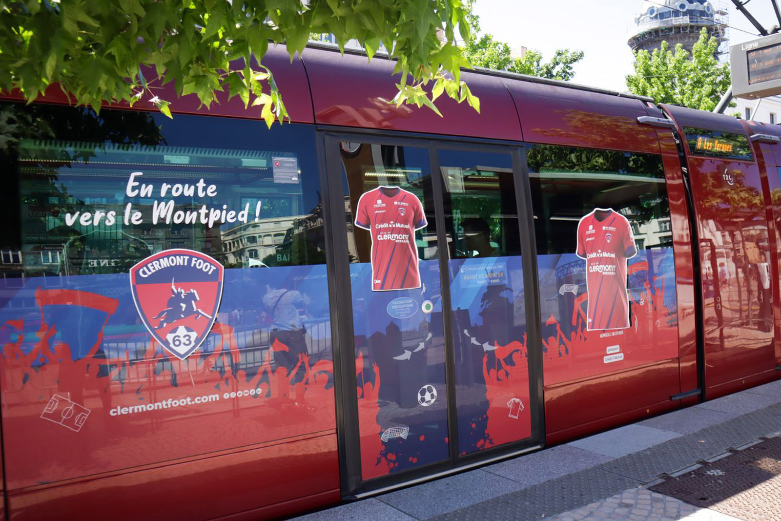 Le tram et la Place de Jaude aux couleurs du CF63