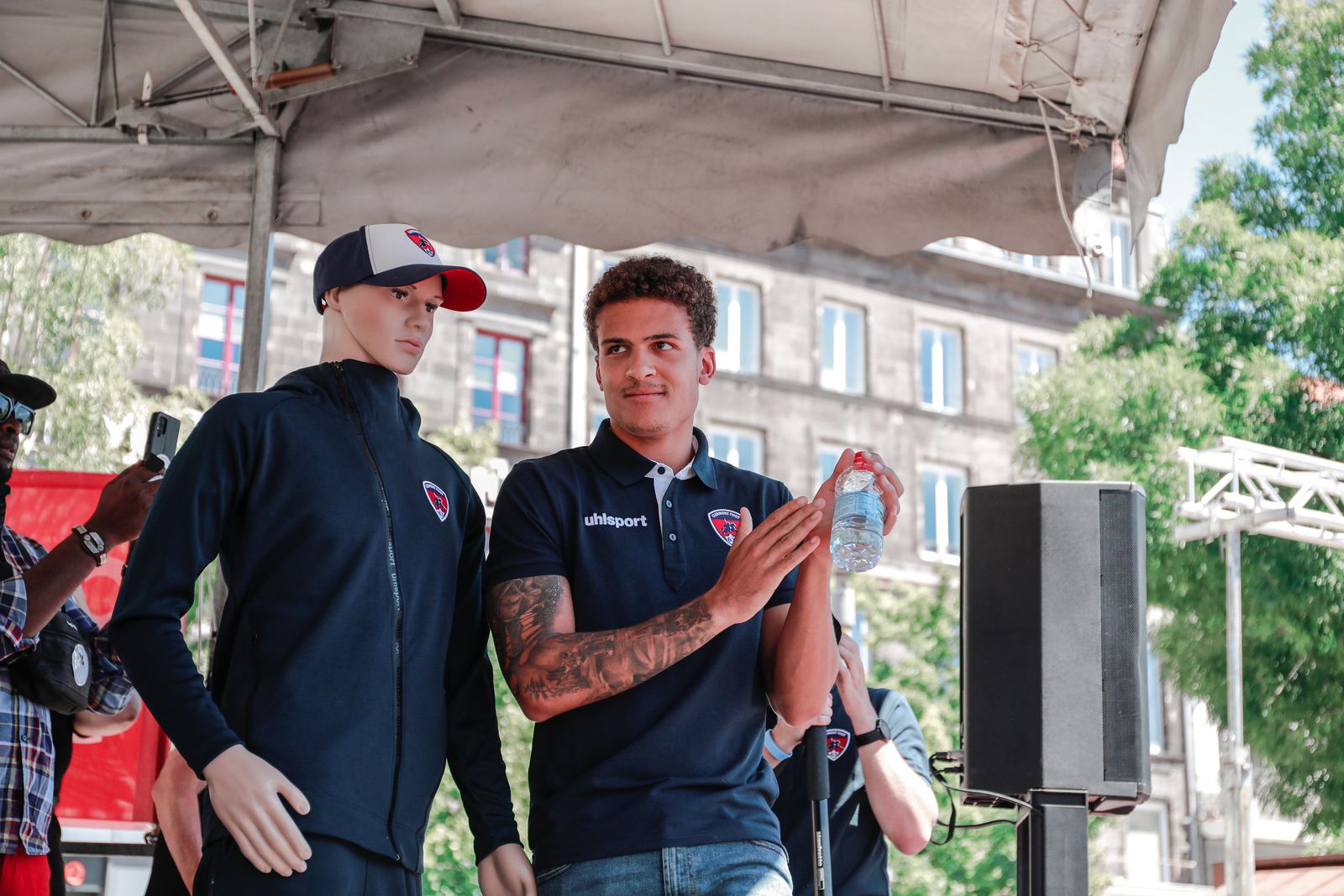 Le tram et la Place de Jaude aux couleurs du CF63