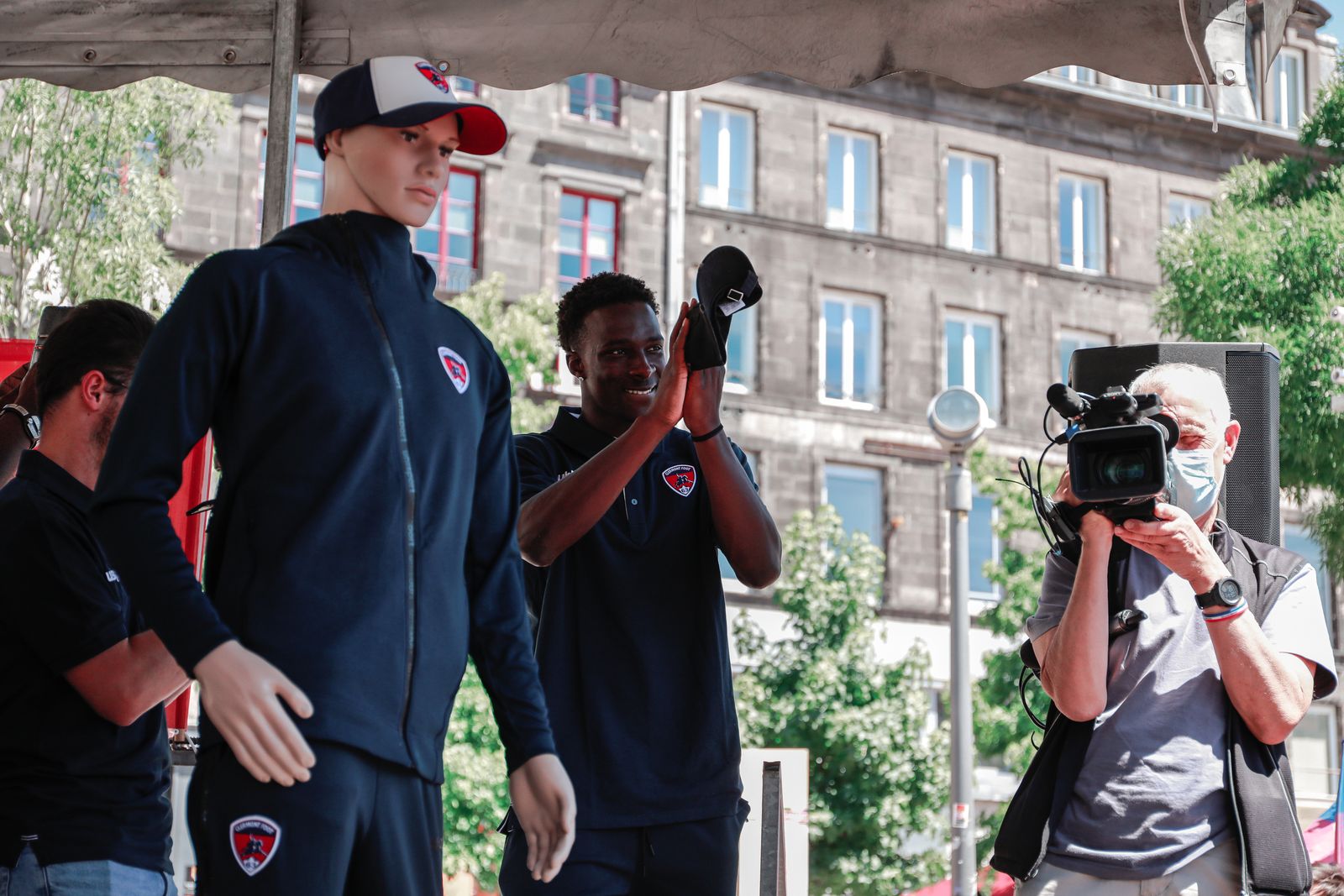Le tram et la Place de Jaude aux couleurs du CF63