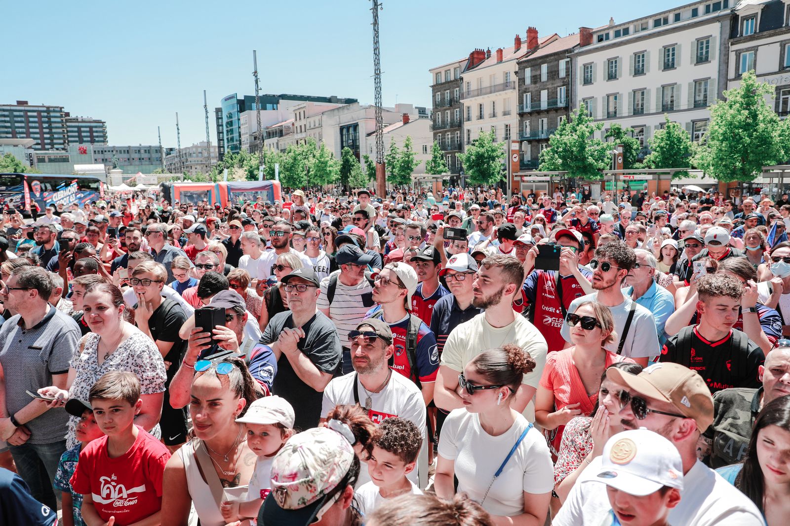 Le tram et la Place de Jaude aux couleurs du CF63