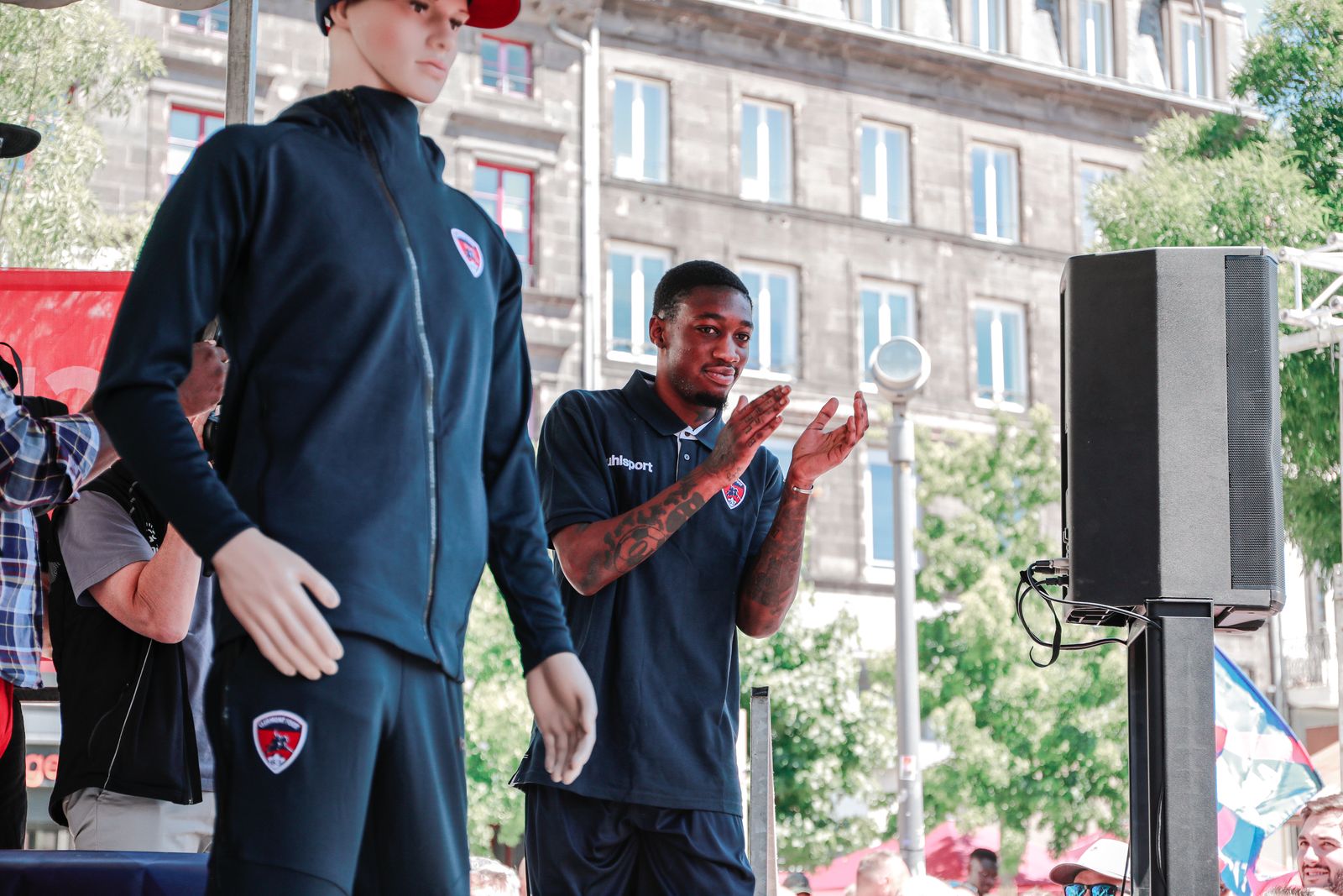 Le tram et la Place de Jaude aux couleurs du CF63