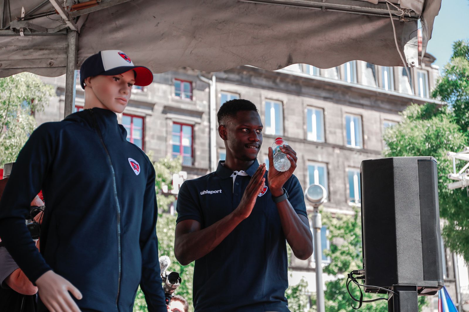 Le tram et la Place de Jaude aux couleurs du CF63