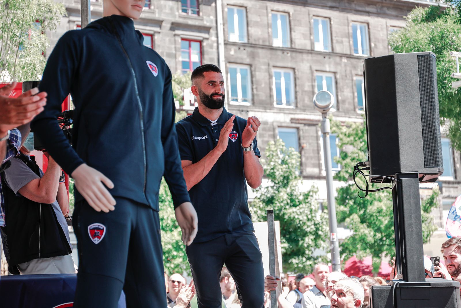 Le tram et la Place de Jaude aux couleurs du CF63