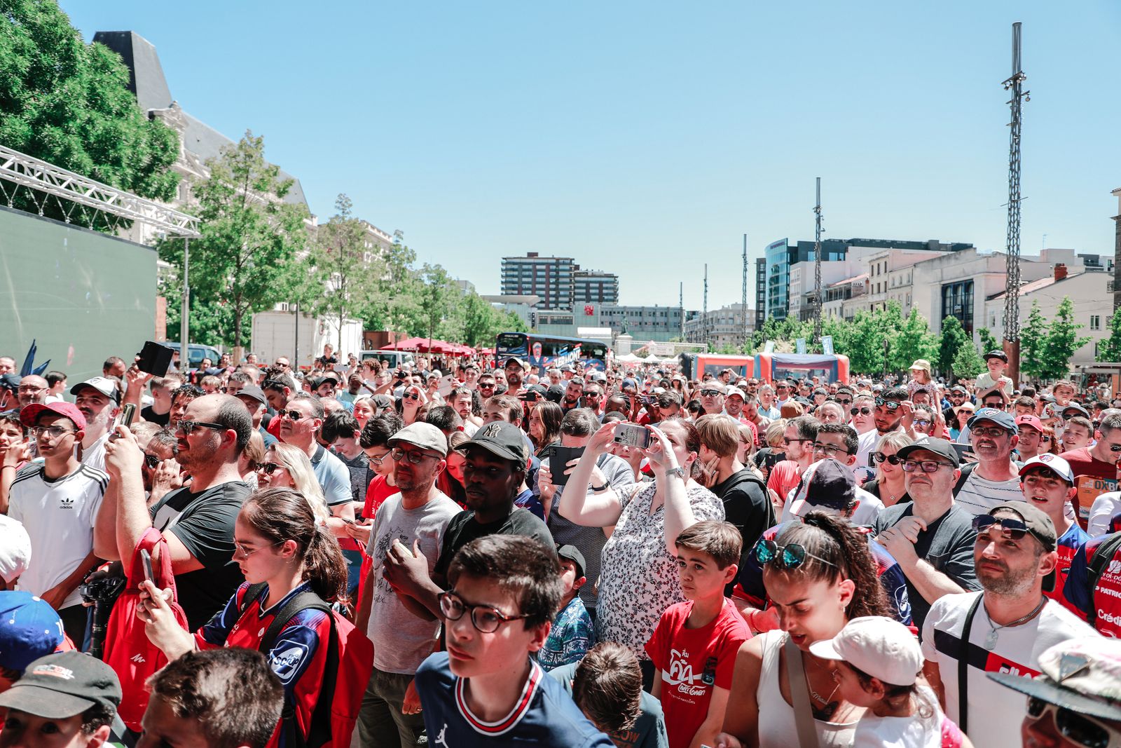 Le tram et la Place de Jaude aux couleurs du CF63