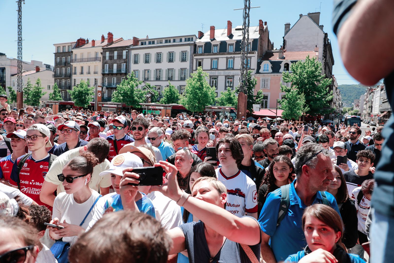 Le tram et la Place de Jaude aux couleurs du CF63