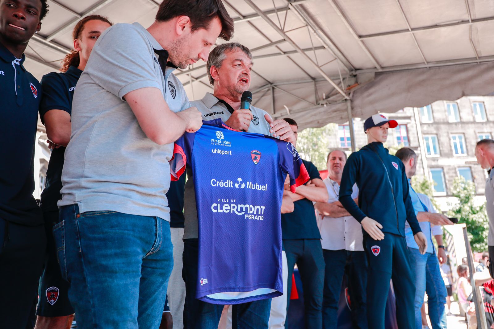 Le tram et la Place de Jaude aux couleurs du CF63