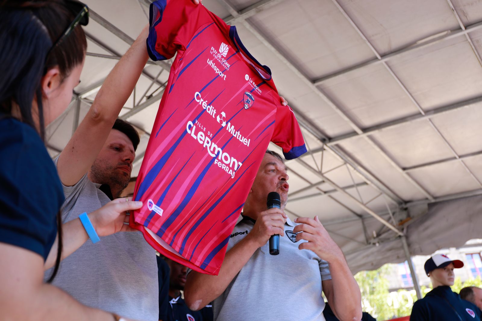 Le tram et la Place de Jaude aux couleurs du CF63