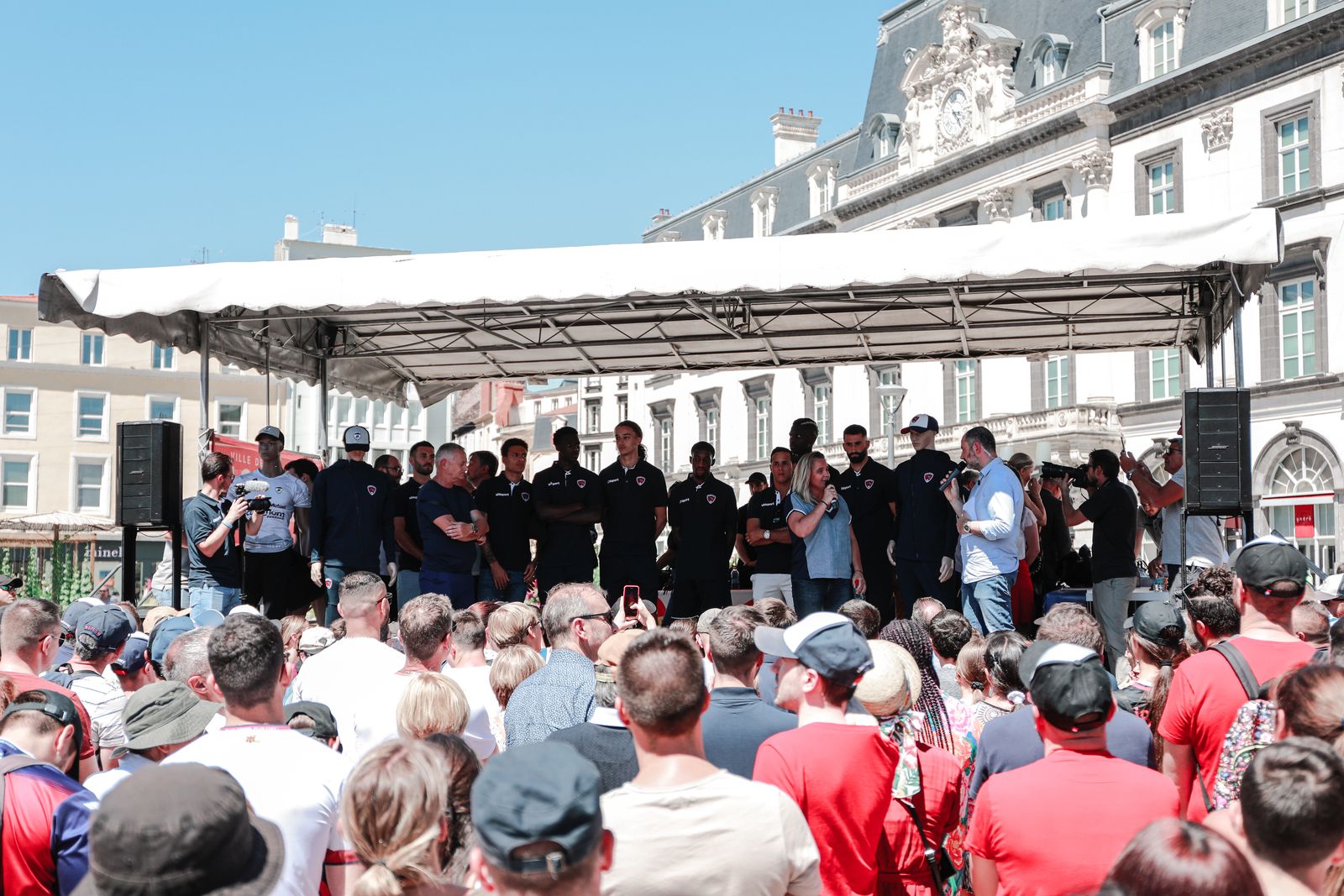 Le tram et la Place de Jaude aux couleurs du CF63