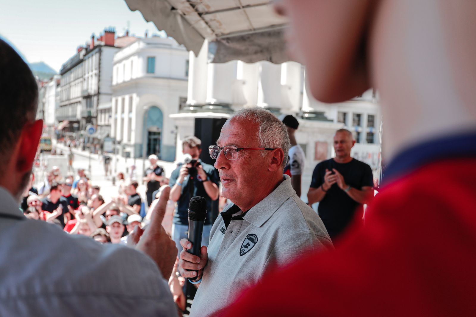 Le tram et la Place de Jaude aux couleurs du CF63