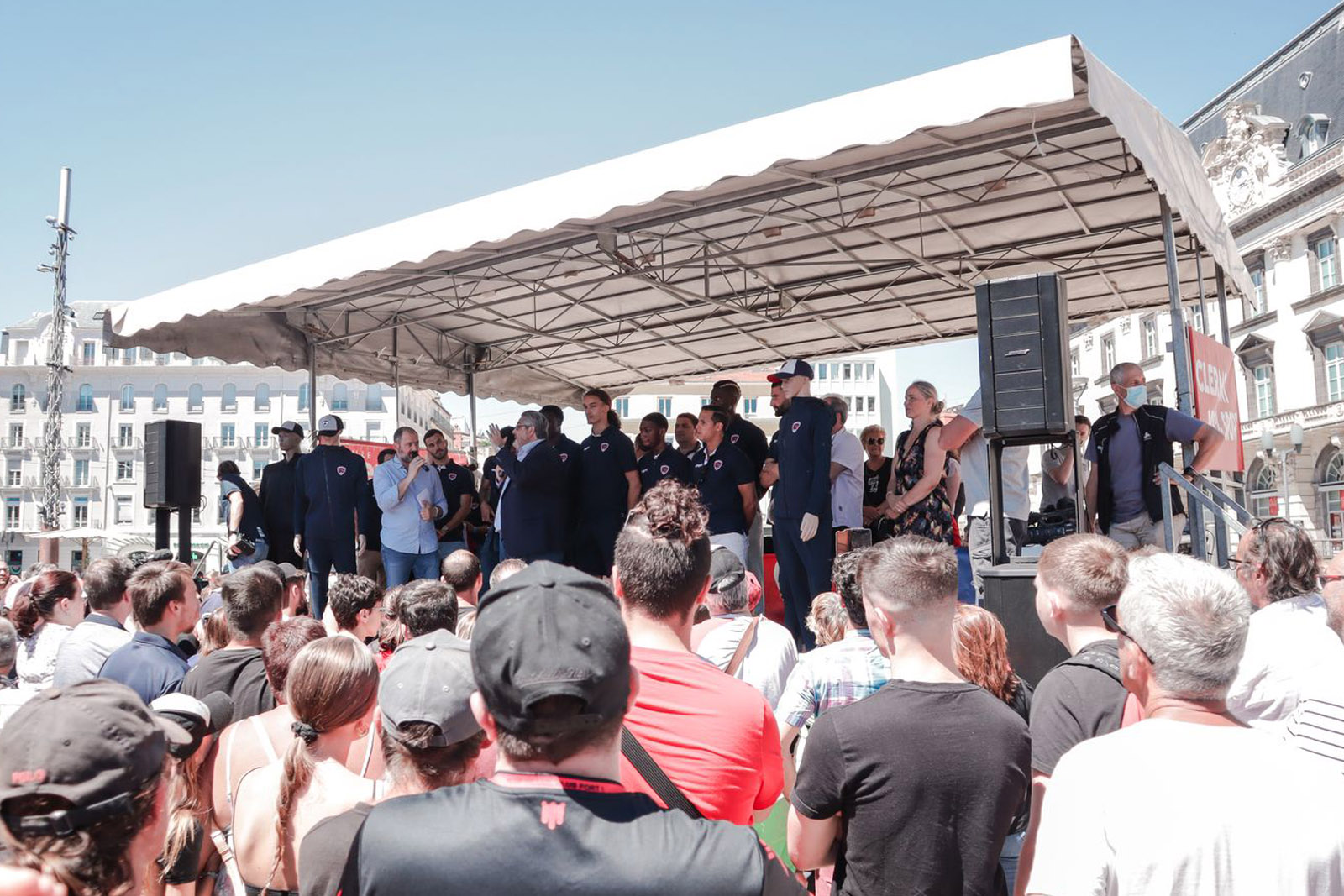 Le tram et la Place de Jaude aux couleurs du CF63