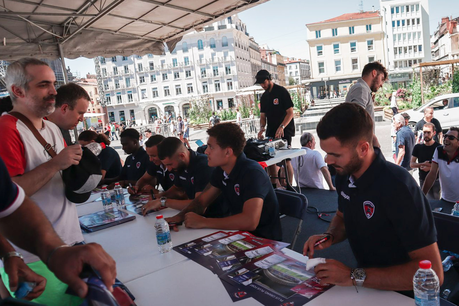 Le tram et la Place de Jaude aux couleurs du CF63