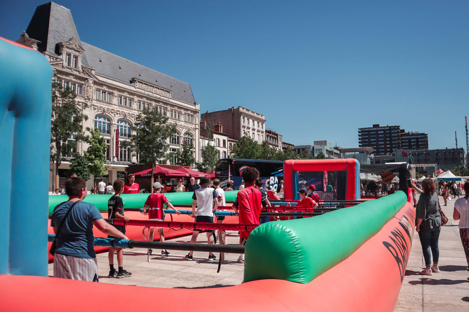 Le tram et la Place de Jaude aux couleurs du CF63