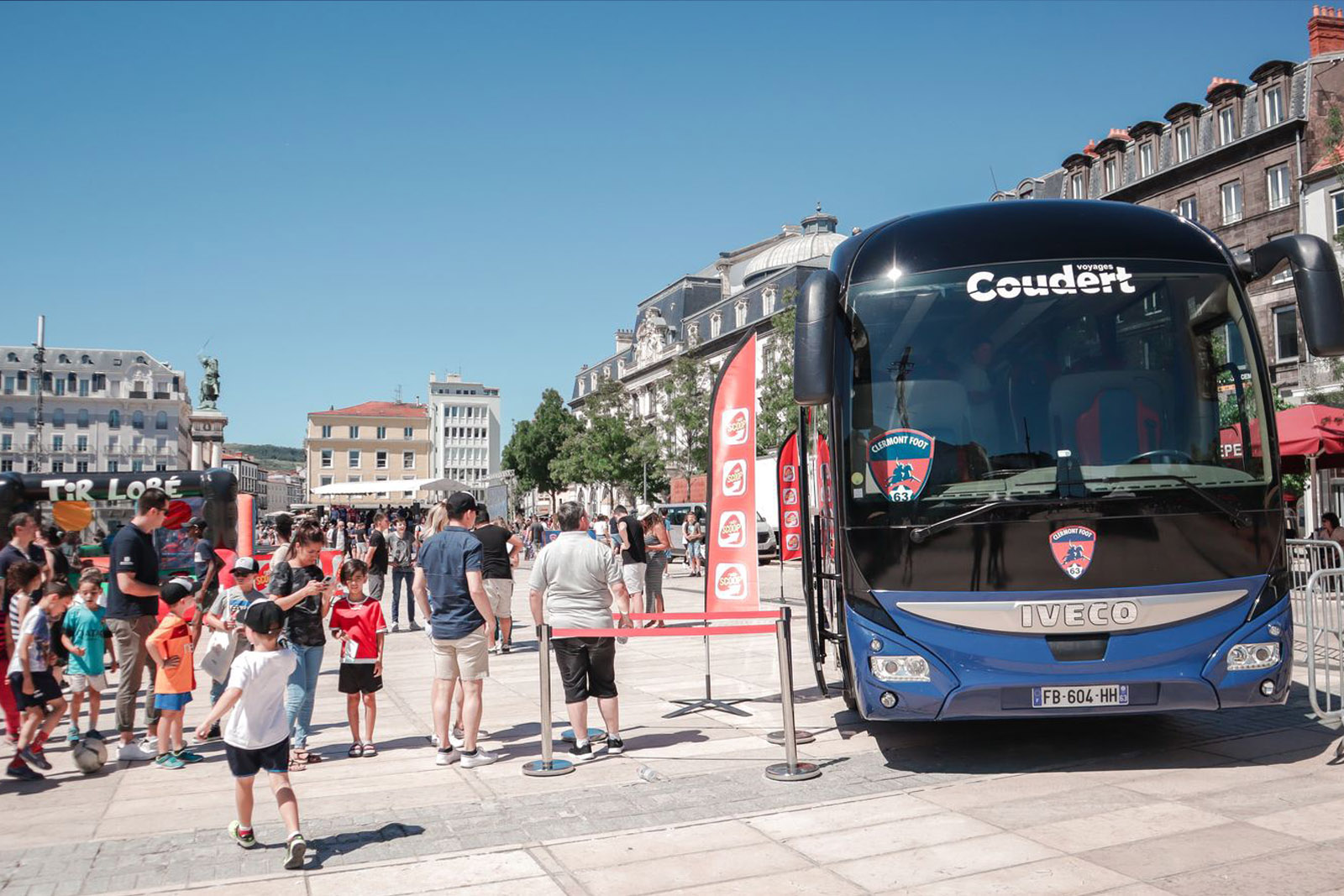 Le tram et la Place de Jaude aux couleurs du CF63