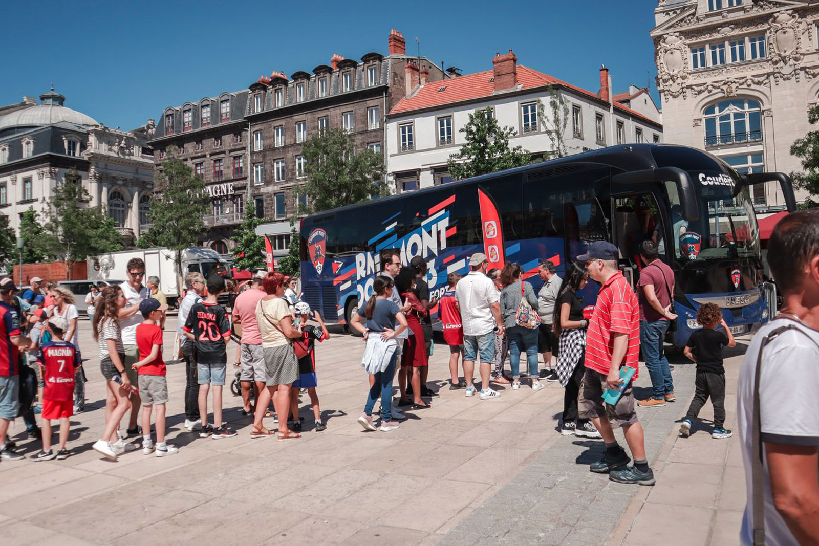 Le tram et la Place de Jaude aux couleurs du CF63