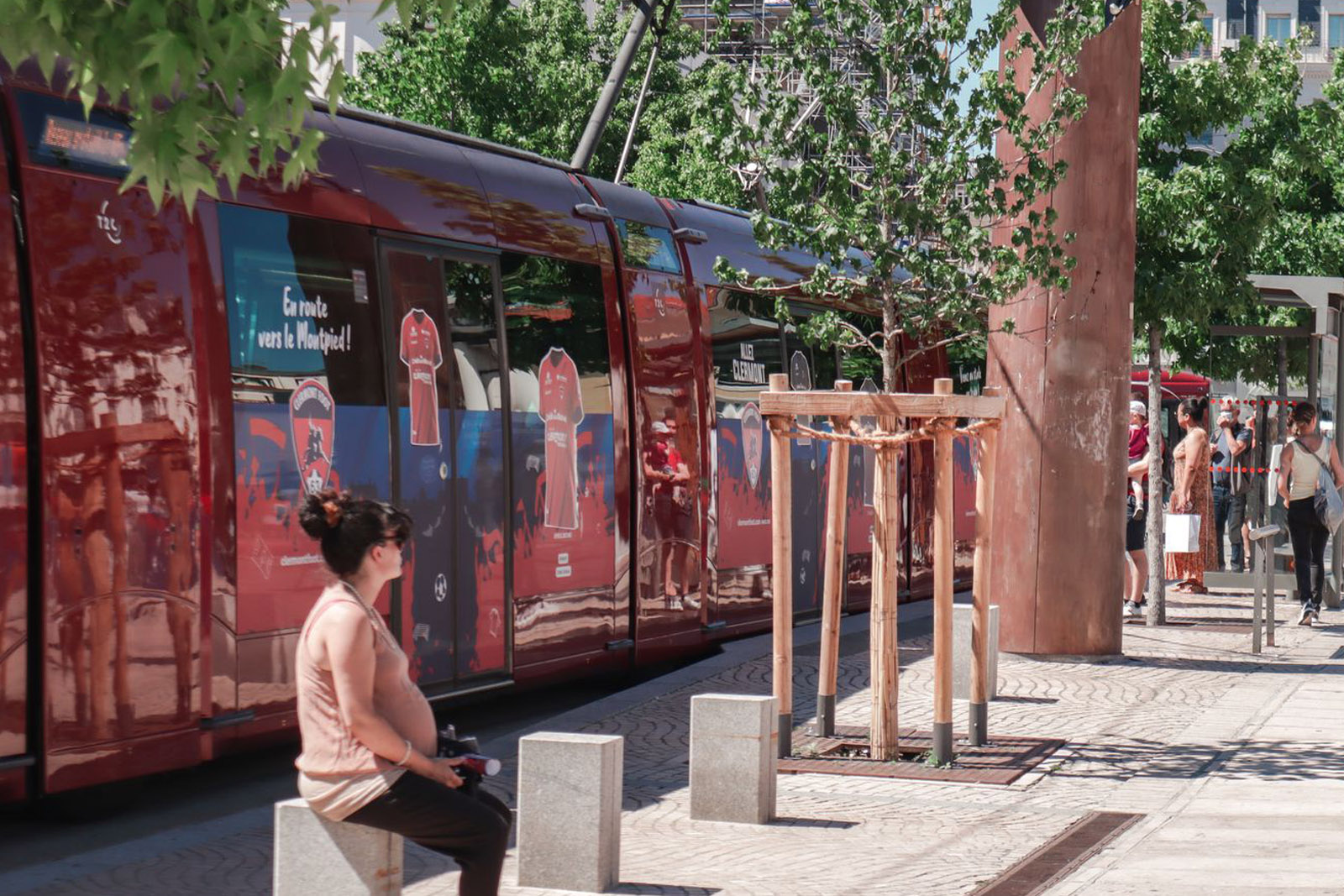 Le tram et la Place de Jaude aux couleurs du CF63