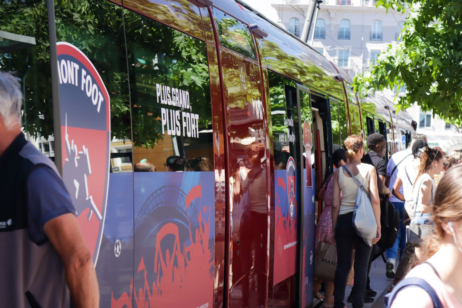 Le tram et la Place de Jaude aux couleurs du CF63