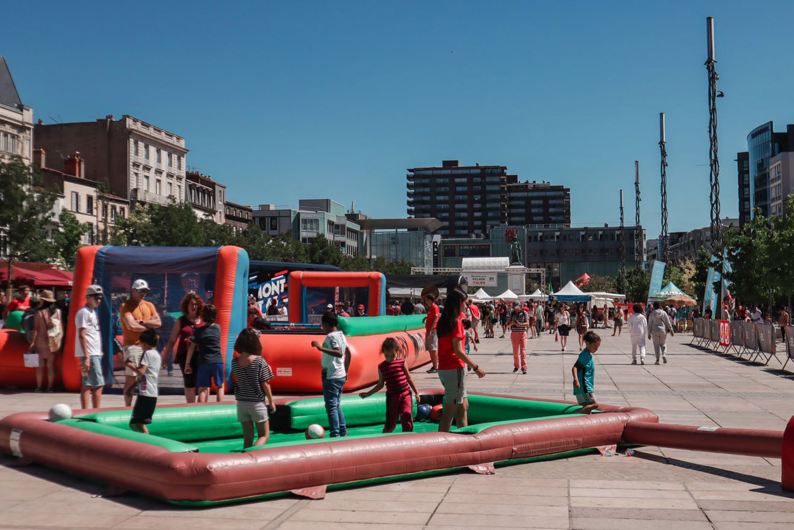 Le tram et la Place de Jaude aux couleurs du CF63