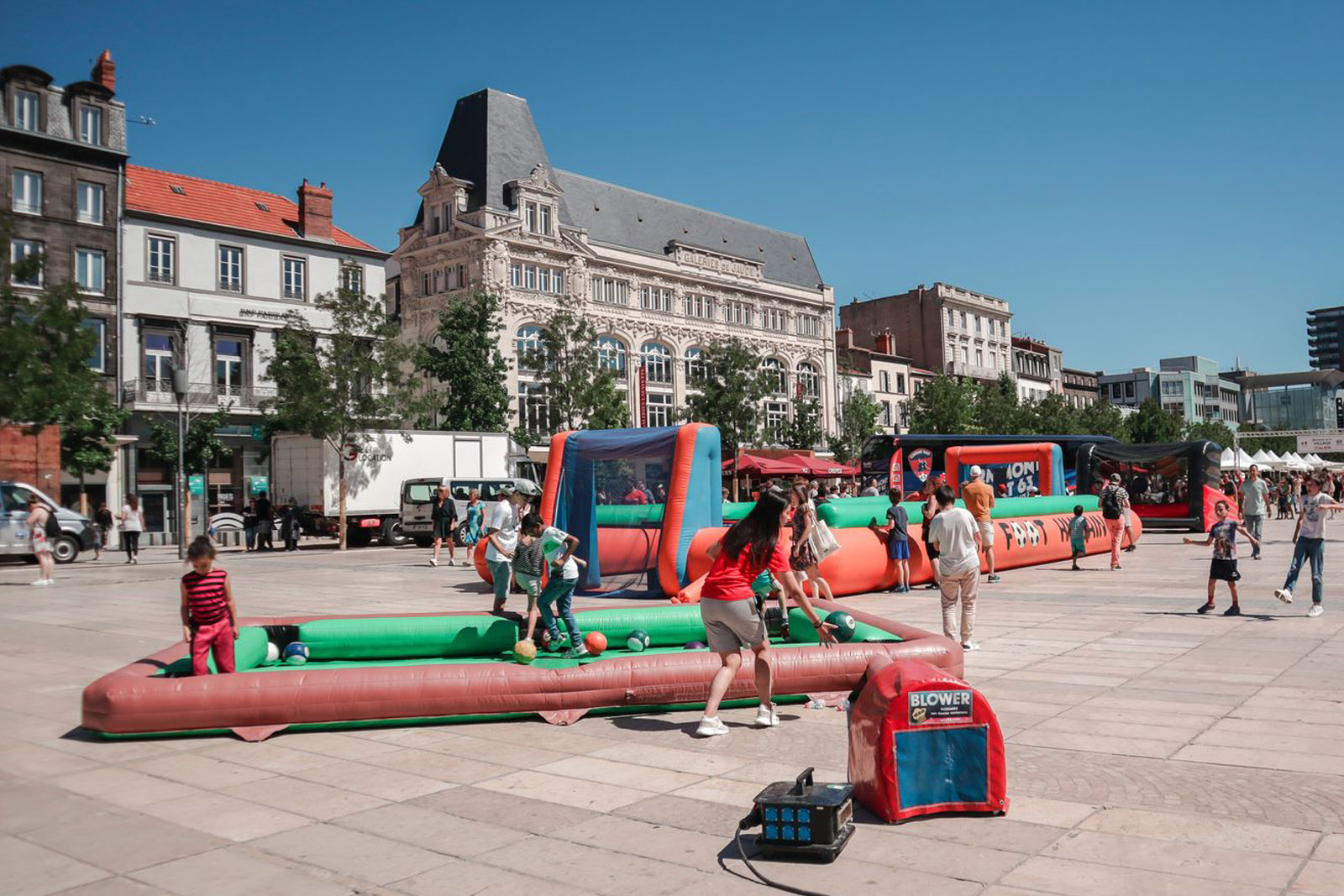 Le tram et la Place de Jaude aux couleurs du CF63