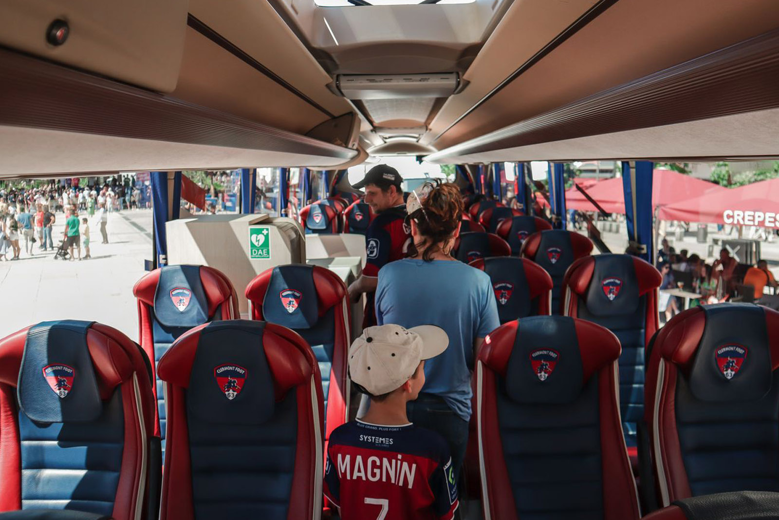 Le tram et la Place de Jaude aux couleurs du CF63
