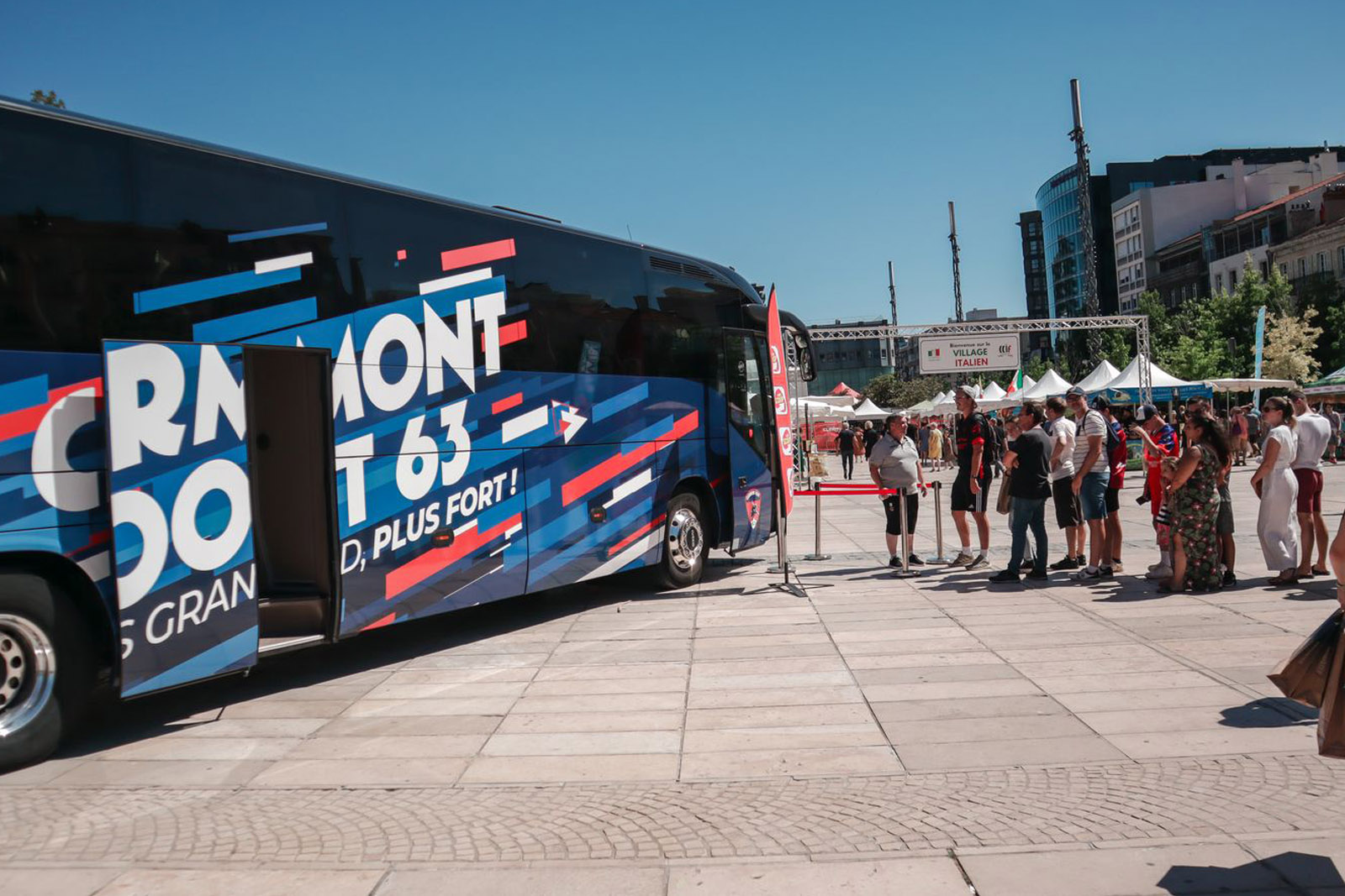 Le tram et la Place de Jaude aux couleurs du CF63