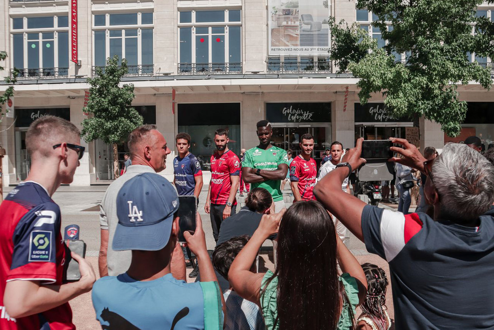 Le tram et la Place de Jaude aux couleurs du CF63