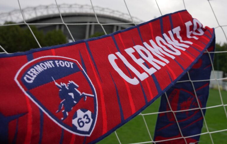 Fanion Clermont Foot 63 - Wimpel Drapeau De Club Français