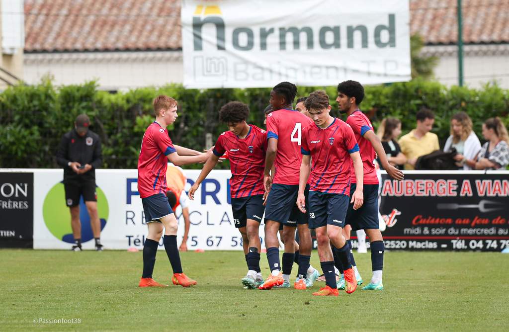 Les U17 remportent le tournoi de Maclas (42)