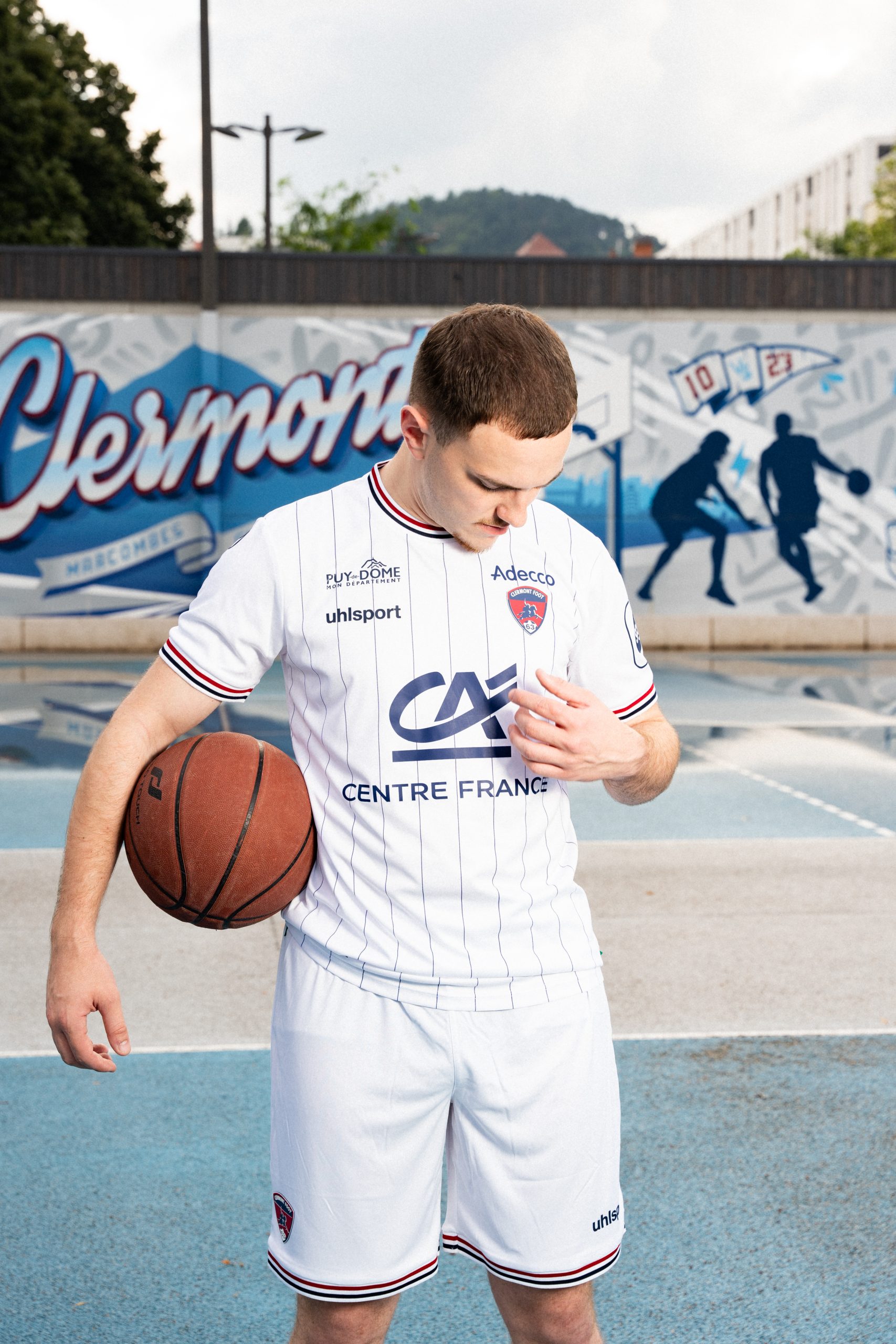 Le Clermont Foot 63 présente son nouveau maillot extérieur 24/25