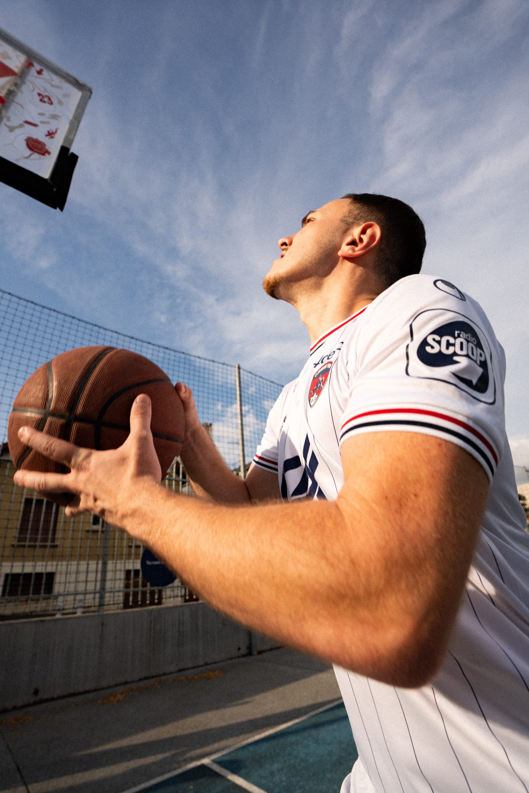 Le Clermont Foot 63 présente son nouveau maillot extérieur 24/25