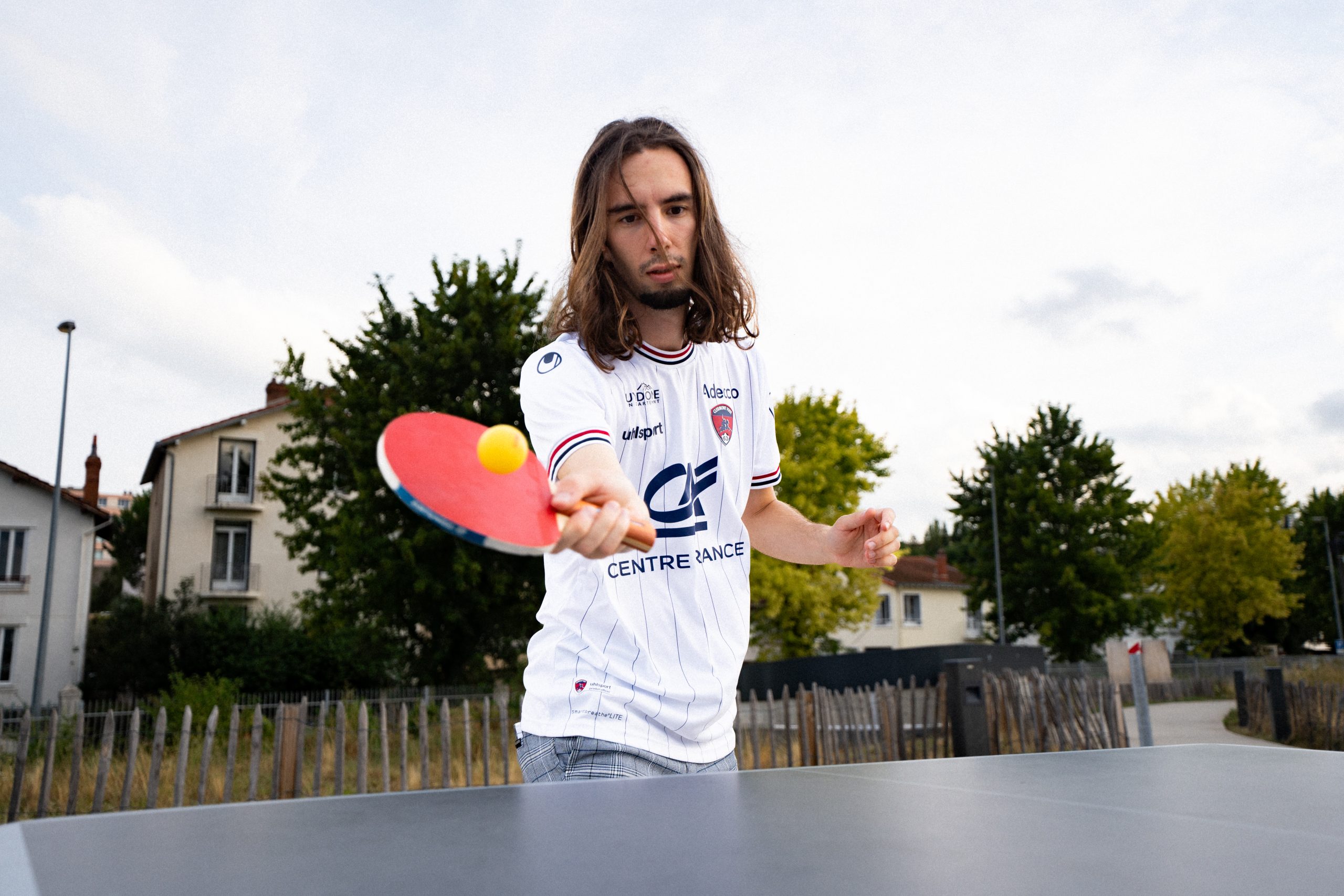 Le Clermont Foot 63 présente son nouveau maillot extérieur 24/25