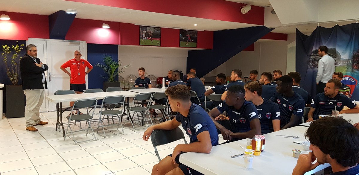 Le groupe a reçu les encouragements du Maire avant la reprise Le groupe a reçu les encouragements du Maire avant la reprise