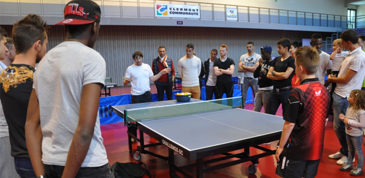 Le Clermont Foot à la découverte du tennis de table à l’Artenium de Ceyrat