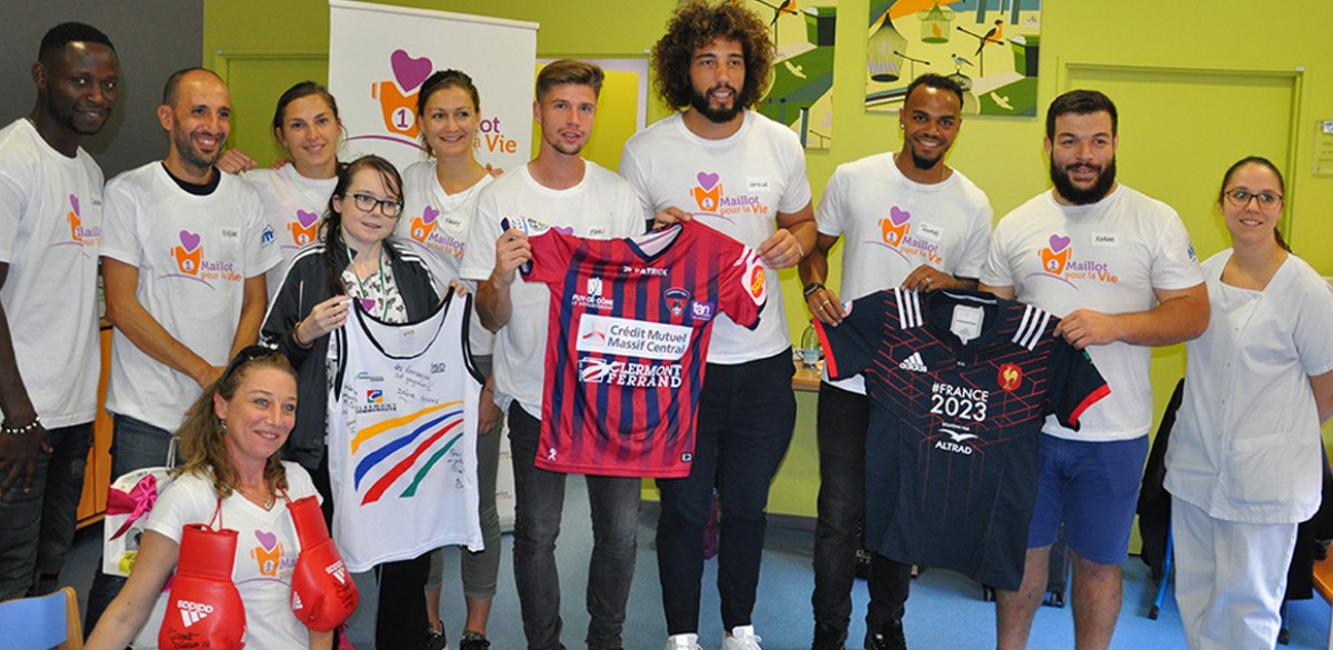 Ajout par la suite des maillots de football de brest et celui de. Le Clermont Foot au CHU Estaing pour Un Maillot pour la ...