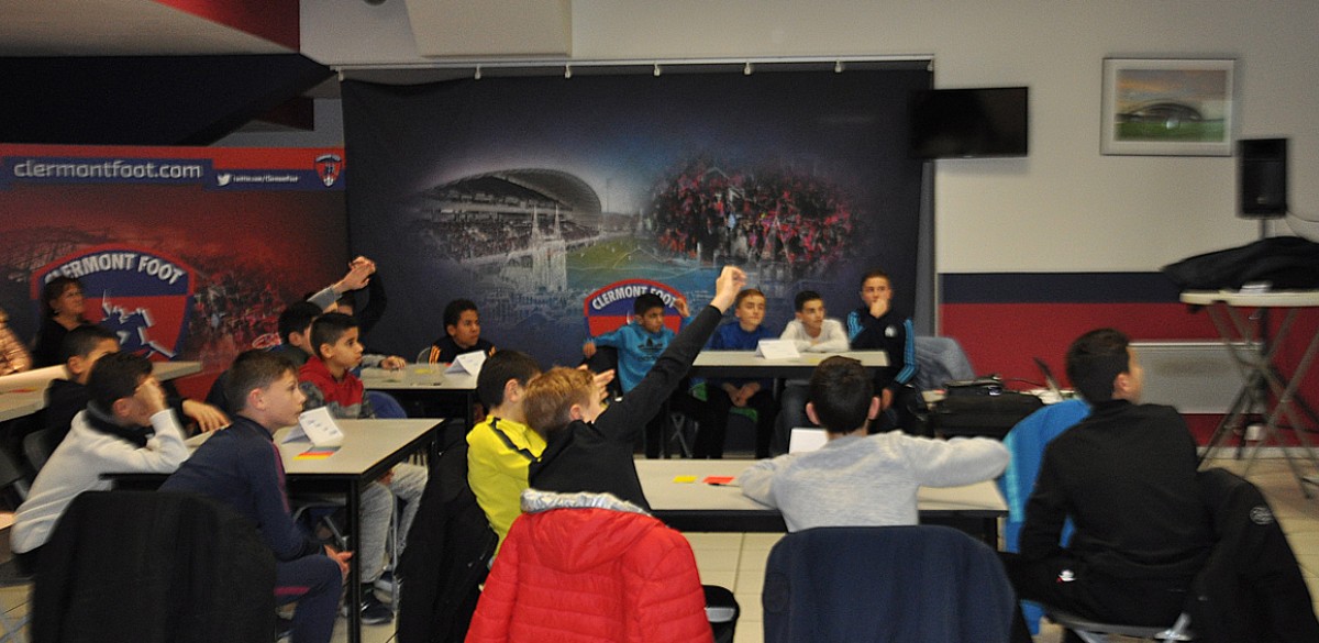 Les lois du foot à 11 présentées aux U13 du Clermont Foot 63 Les lois du foot à 11 présentées aux U13 du Clermont Foot 63